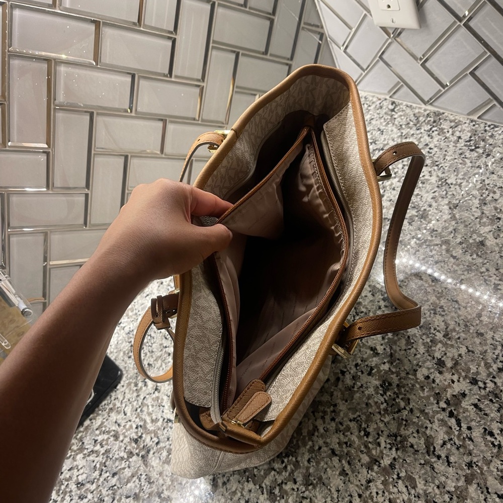 Michael Kors Large Logo Tote Jet Set Bag 🤍 - Picture 6 of 7